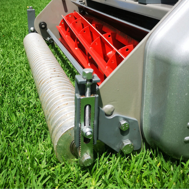 Close up of Groove Roll and Height of Cut adjusters